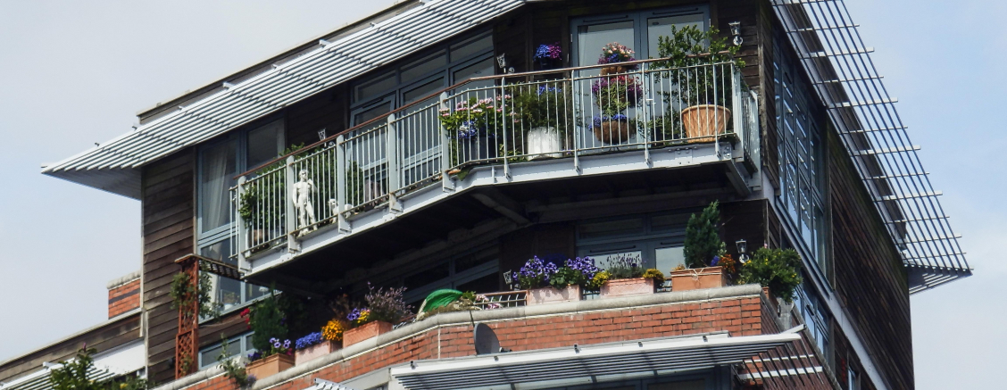Les lucarnes à triple et à quadrouple vitrage, très bien isolées, à basse consommation, pour les toits inclinées. Paris